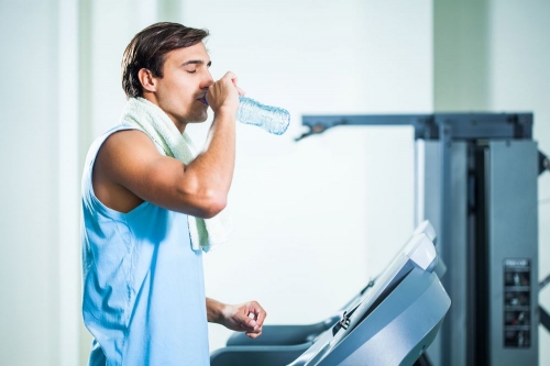 Как правильно пить воду во время фитнес-тренировок?